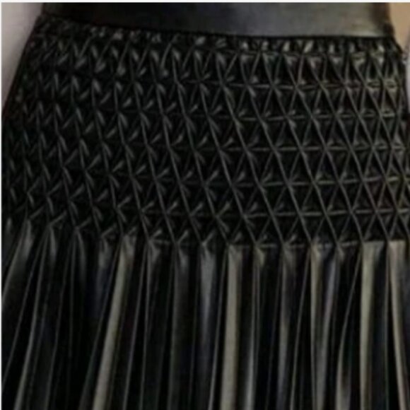 Black Elegant Women's Textured faux leather Pleated Skirt - Picture 8 of 10